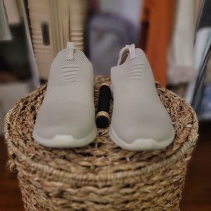 Woman's tennis shoes